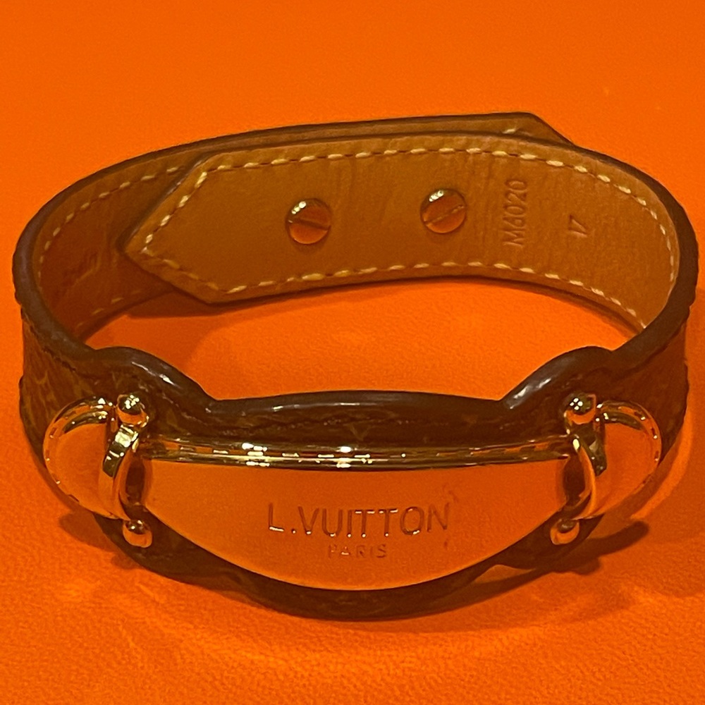 LOUIS VUITTON
Monogram Handle It Nano Bracelet